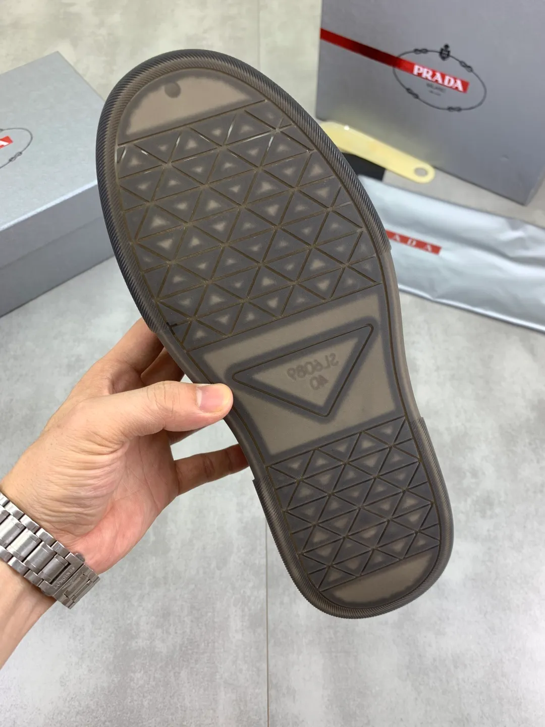 Men's Men's Shoes 💰P560 💰【New Style】 The latest model of high-quality PRADA classic men's shoes has been launched on the official website at a 1:1 replica, synchronized in Hong Kong and on the same catwalk; all made of calfskin➕imported cowhide lining, 🍡🍡original rubber outsole, non-slip and wear-resistant; comfortable on the feet, attractive style, fine workmanship, and simple and neat shoe lasts, highlighting a man's courage and toughness, 👍size 38 to 44 (45 can be customized) black White color🉑️choose